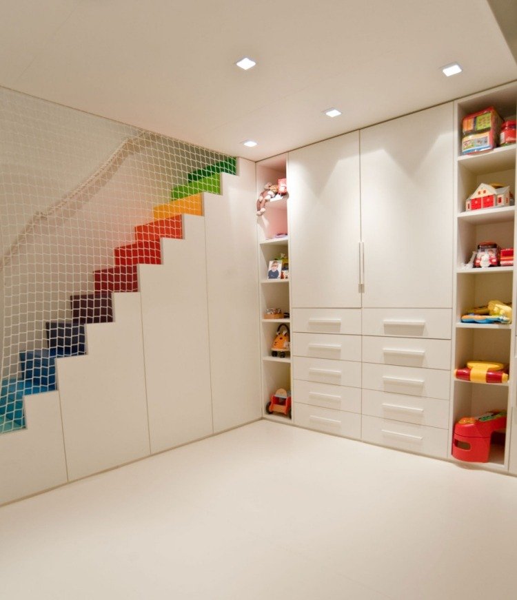 Pokladanie stropných panelov -detská izba-biela-skriňa-zásuvky-police-schody-farebné
