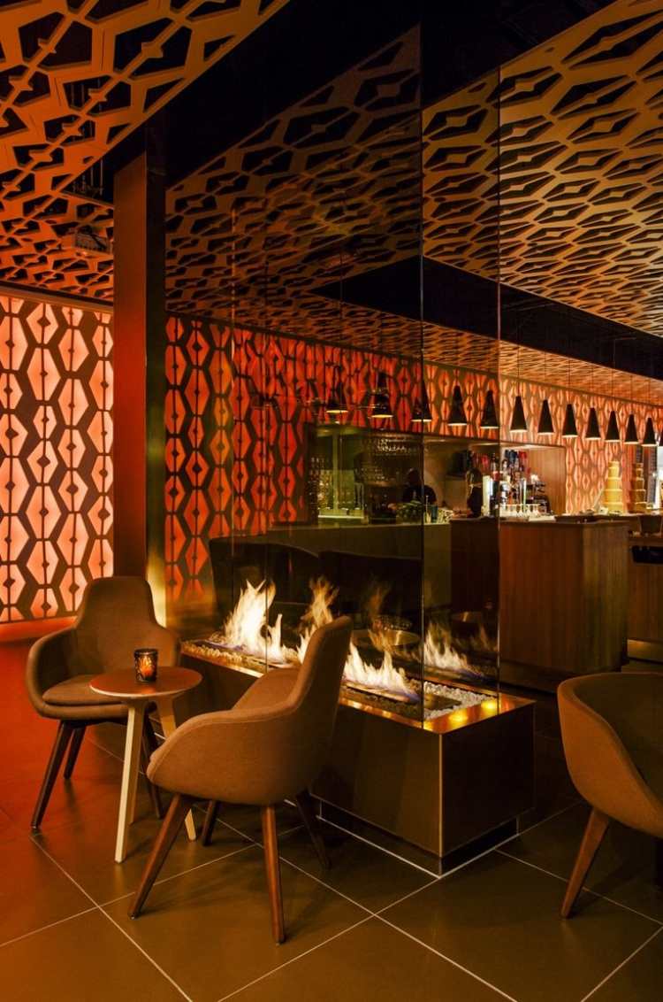 stropné panely-kladenie-dekoratívne-vzory-bar-krb-stoličky-pultové sklo