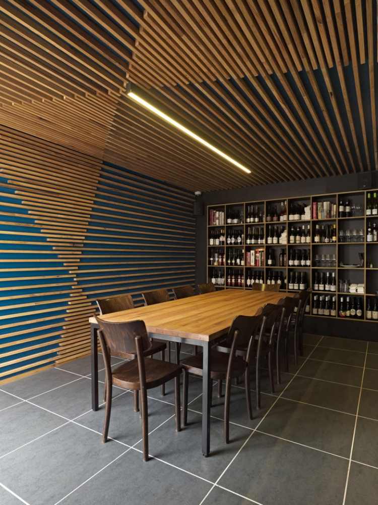 stropné panely-pokládka-ultramoderné-obklady stien-obklady stropov-stoličky-stoličky-police na víno-lampa