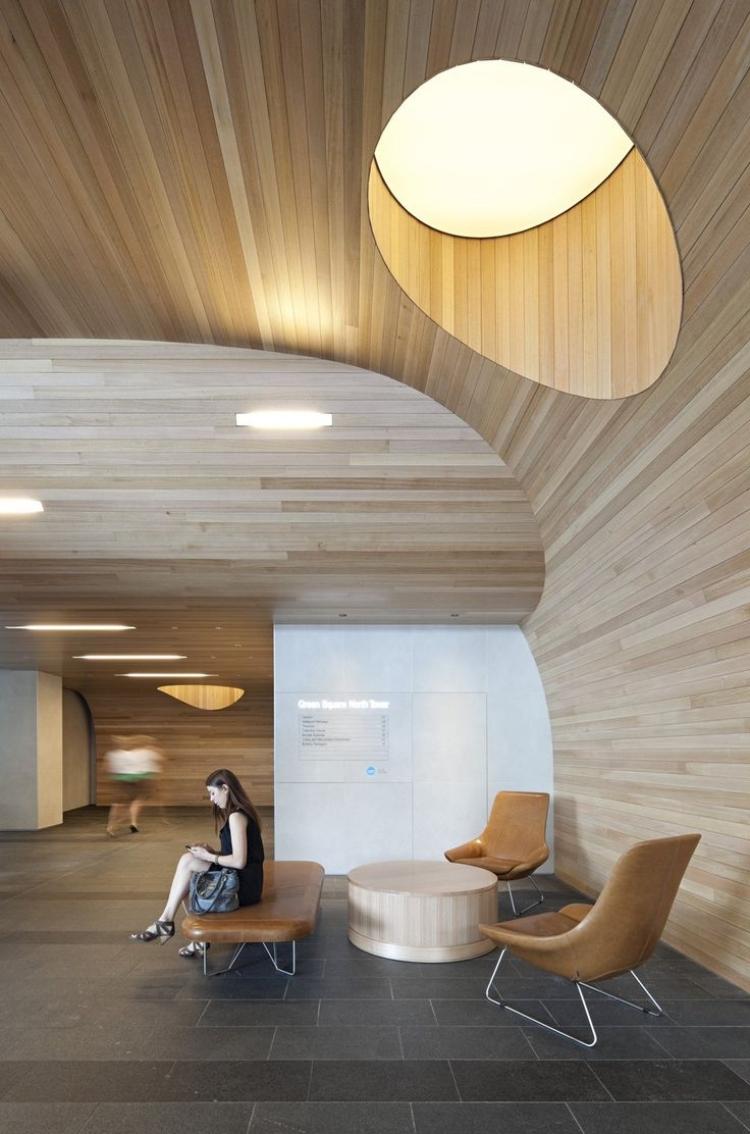 stropné panely-pokládka-drevo-moderné-šťastie-okrúhla podlaha-čakáreň-kreslo-koža-žena