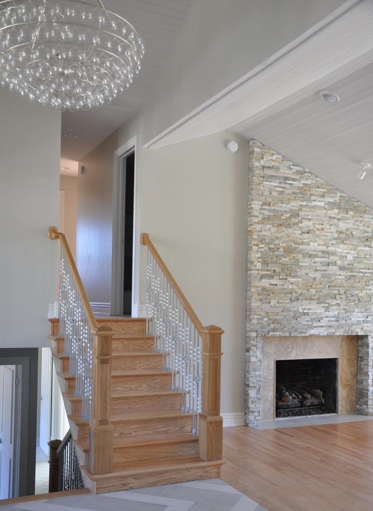 stropné panely-pokládka-luster-krištáľ-sklenené schody-drevo-krb-stena z prírodného kameňa