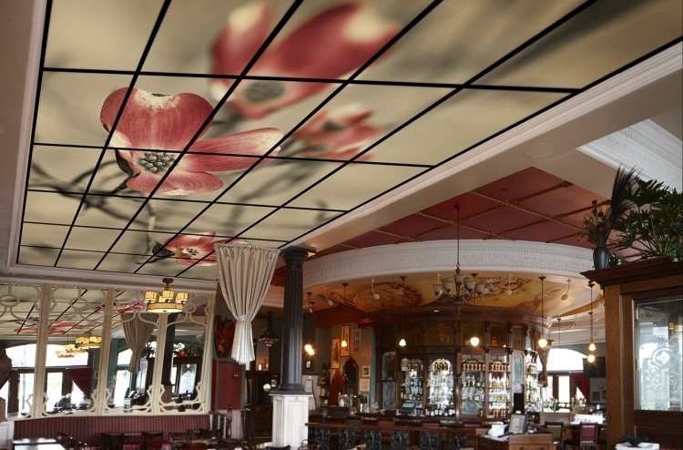 stropné panely-pokládka-dekoratívny-obraz-kvetinové-podsvietenie-lokálne-deco