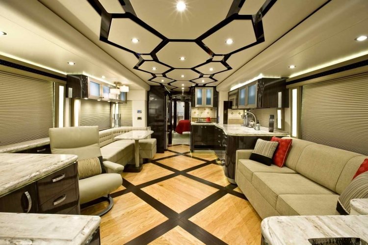 stropné panely-pokladanie-luxusné-gauč-vzor-podlahy-strop-škvrny-béžovo-čierne