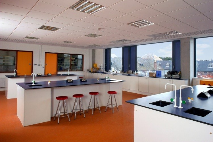 Stropné panely-pokládka-kuchyňa-veľká-laboratórna-oranžovo-biela-stolička