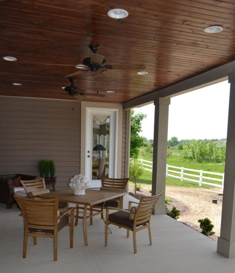 stropné panely-kladenie-drevo-stôl-stoličky-vonkajší-dom-moderné