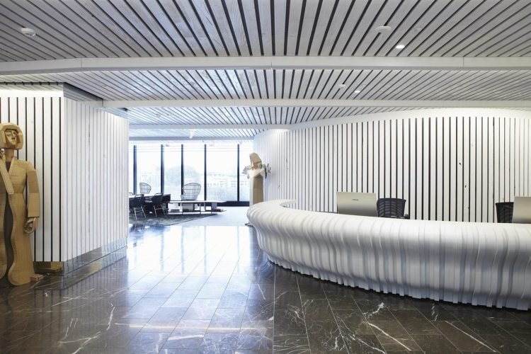 stropné panely-pokládka-kancelária-spoločnosť-strop-obklad-stena-obklad-podlaha-žula