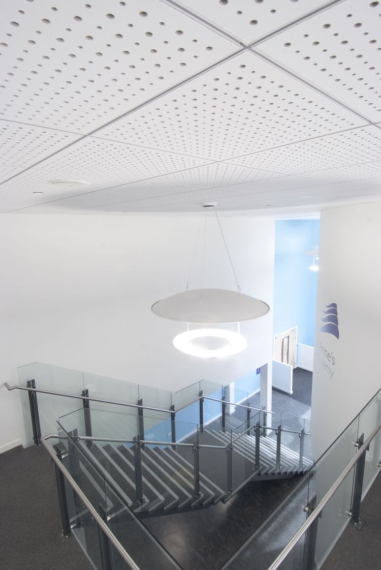 Stropné panely-pokládka-schody-sklenené zábradlie-biele-diery-podlaha-čierna