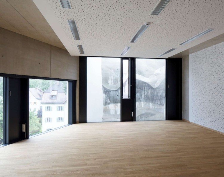 stropné panely-pokládka-weiss-kaese-loecher-byt-loft-priemyselný-štýl-moderný