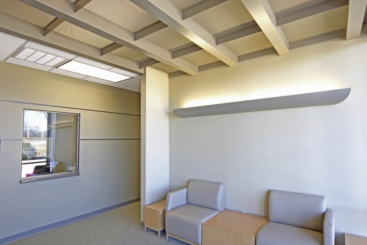 stropné panely-pokládka-svetlo-šedá-čakáreň-kreslo-moderný dizajn