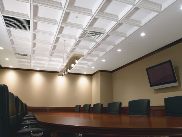 Stropné panely-kladenie-bielych-modulov-obkladov-kancelária-predsieň-stôl-stoličky