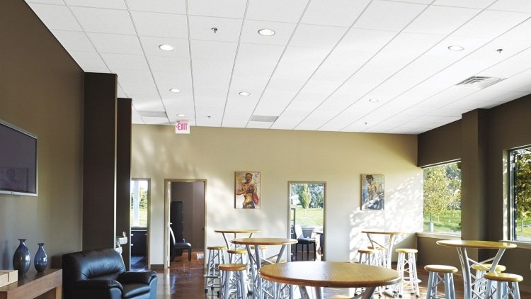 stropné panely-pokládka-kaviareň-stolička-zeme-stolička-stoly-khaki-farebné-okná