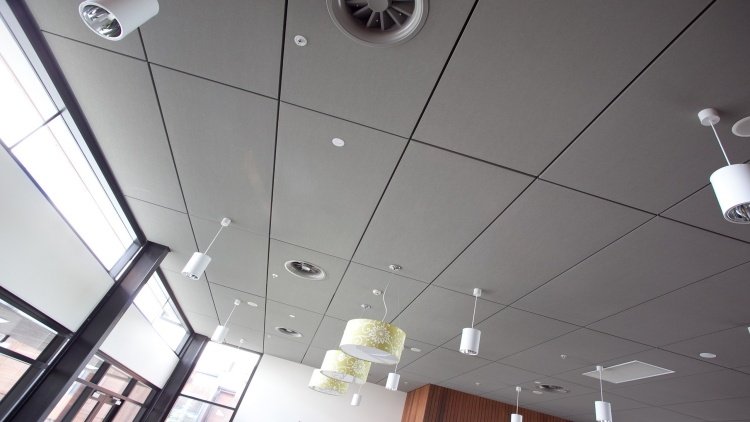 Stropné panely-pokládka-sivé-svetlá-ventilačný-systém-okná