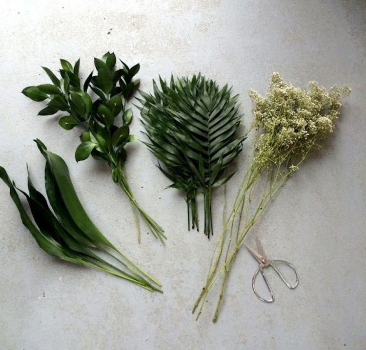 Dekorácia zo zelených rastlín - mäsiarska dlaň, palmové listy arekových paliem, mäsiarska metla a gypsomilka mäsiar dlaň areka dlaň špirála gypsophila kukurica tŕň listy deco