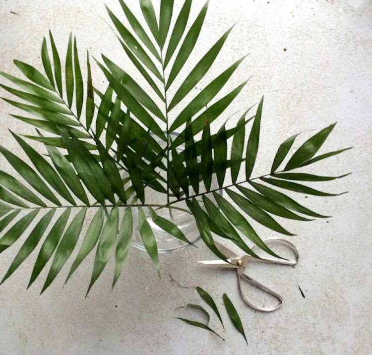 Na ozdobu zelených listov usporiadajte palmové listy vo vazeri blaetter areka palm dlaň špirála strauss aranžovať jar