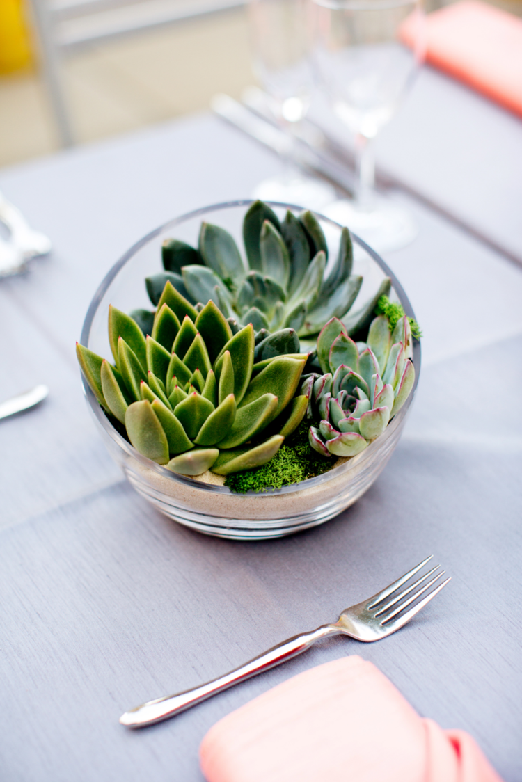 nápad na dekoráciu stola moderná dekorácia sklenenej nádoby zo sukulentnej vidlice