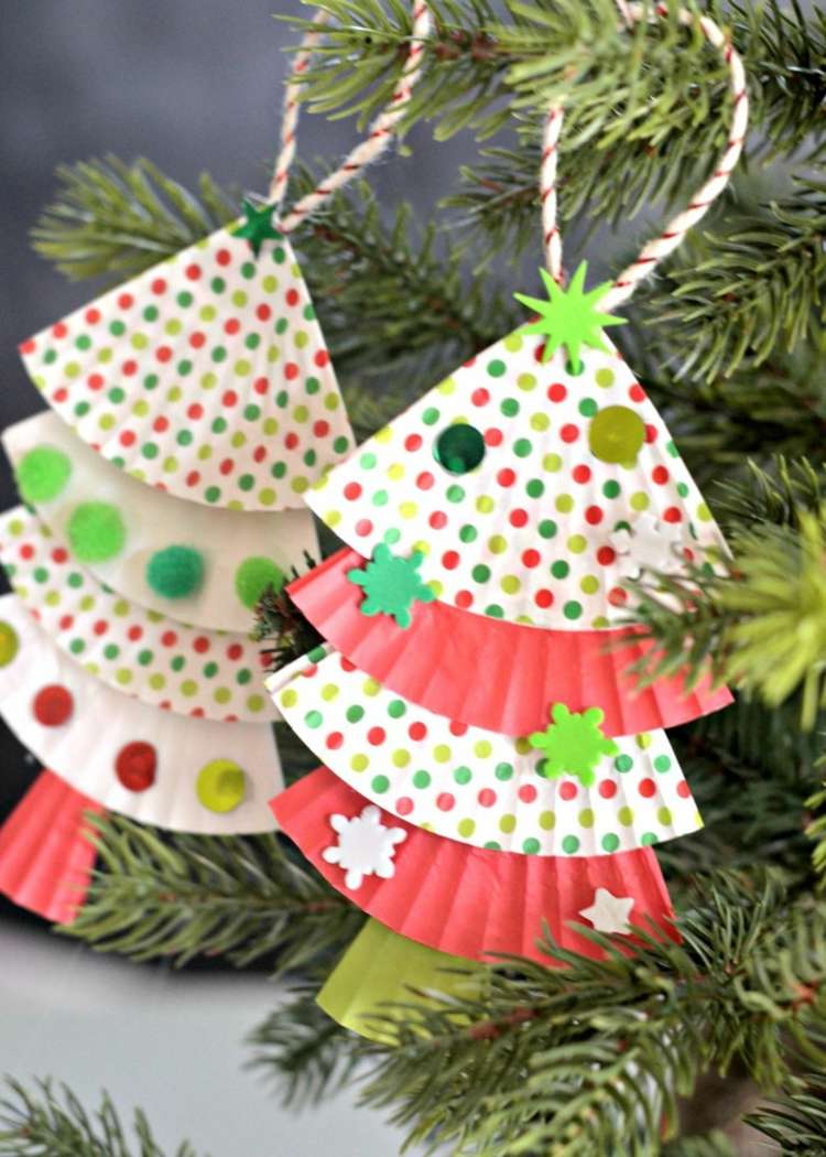 Vyrobte si vianočné stromčeky s obalmi na muffiny na Vianoce ako prívesok