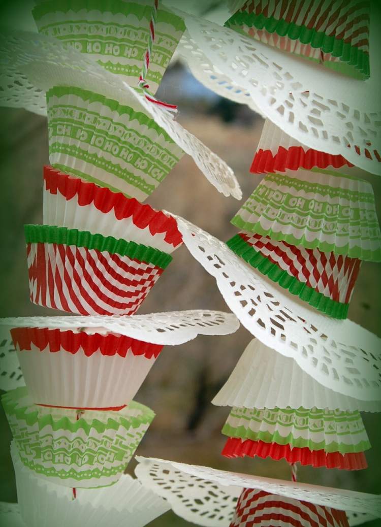 Vianočný veniec v červenej a zelenej farbe s vrchnou vrstvou na tortu a niťou