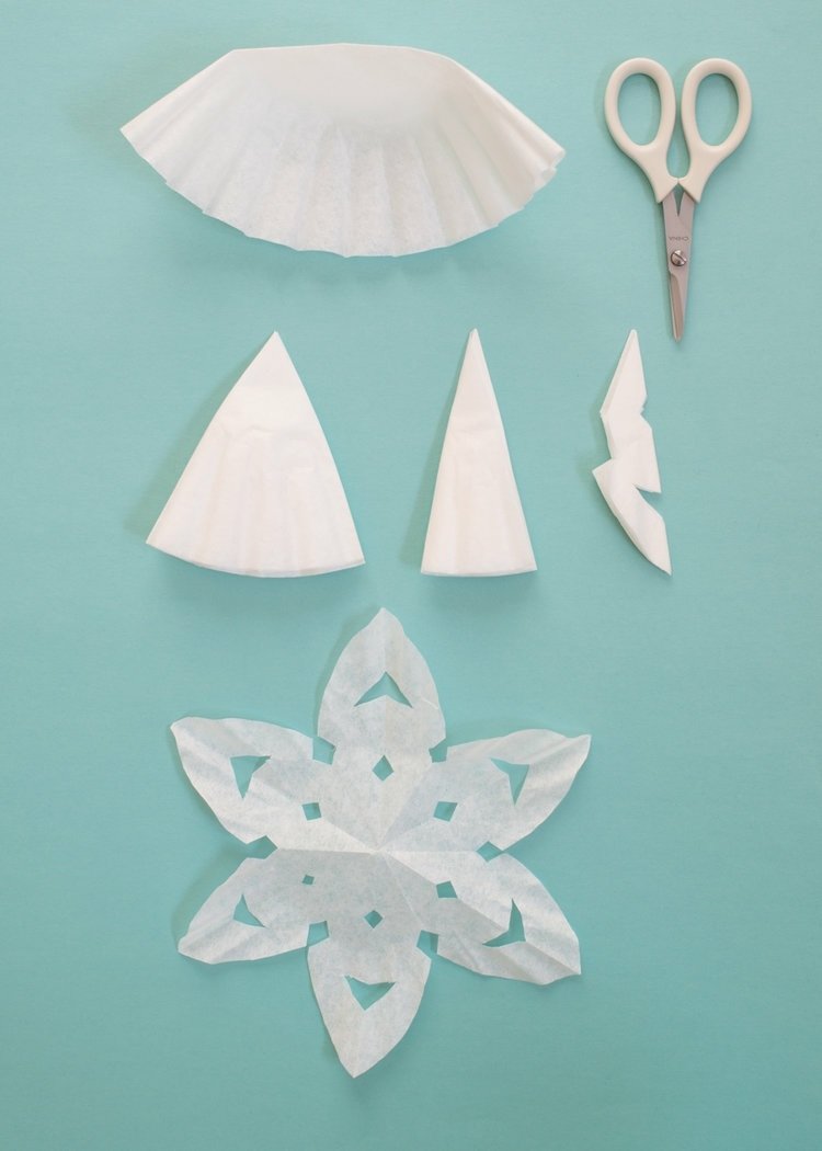 Jednoduchý návod na výrobu snehových vločiek z papiera