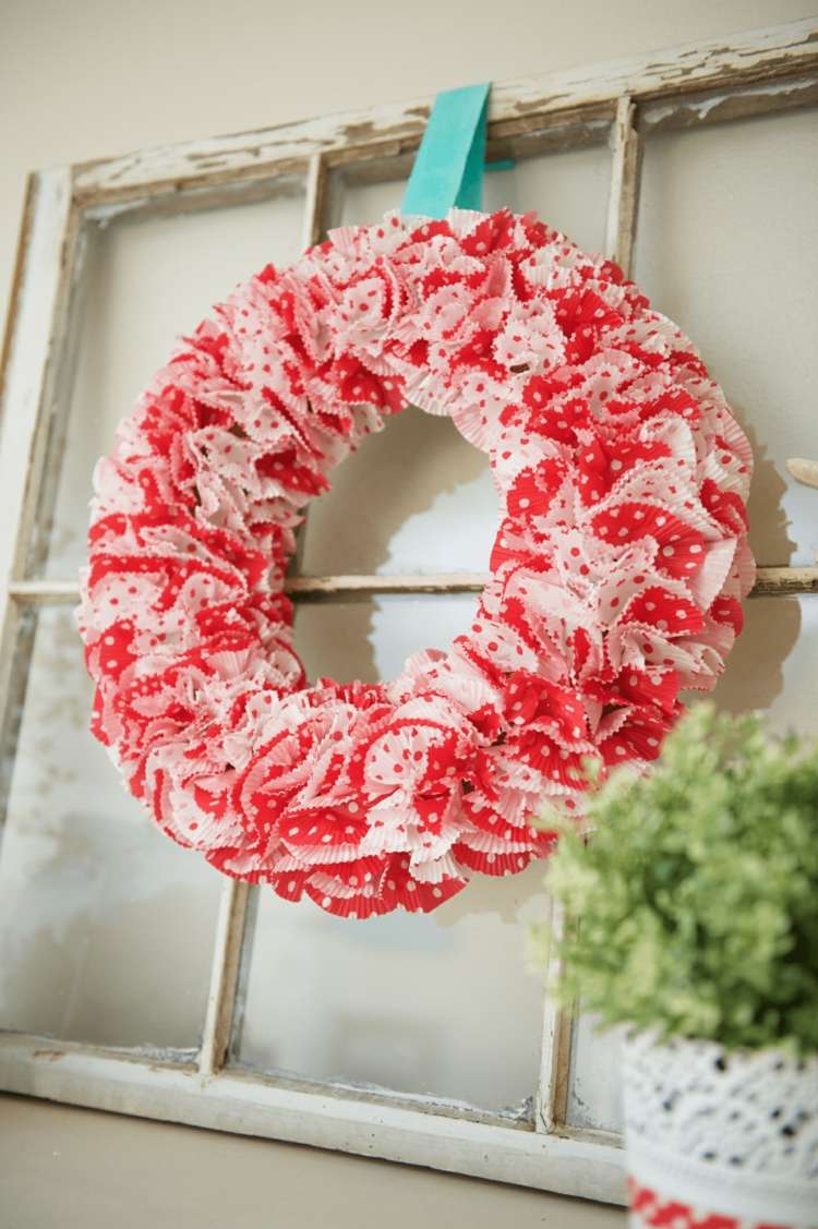 Vintage dekorácia na starom okne - vianočný veniec vo vianočných farbách