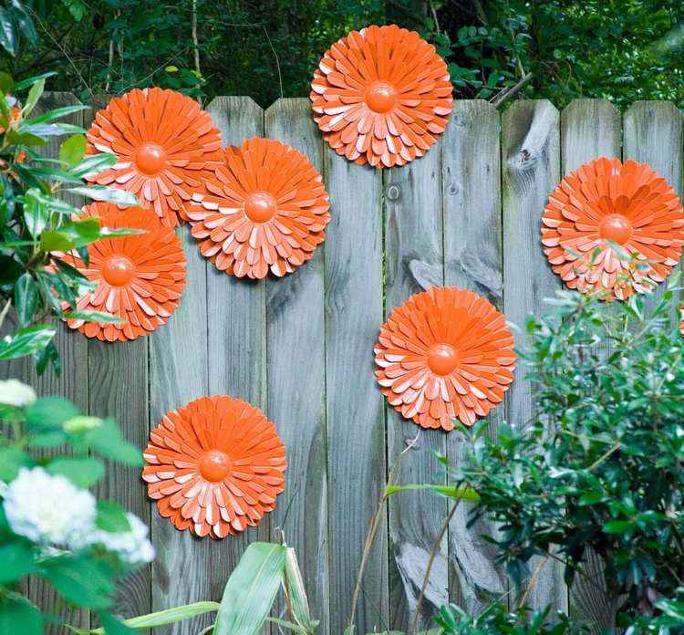 Dekorácia na záhradný plot drevo-kvety-plast-hliník-staré veci