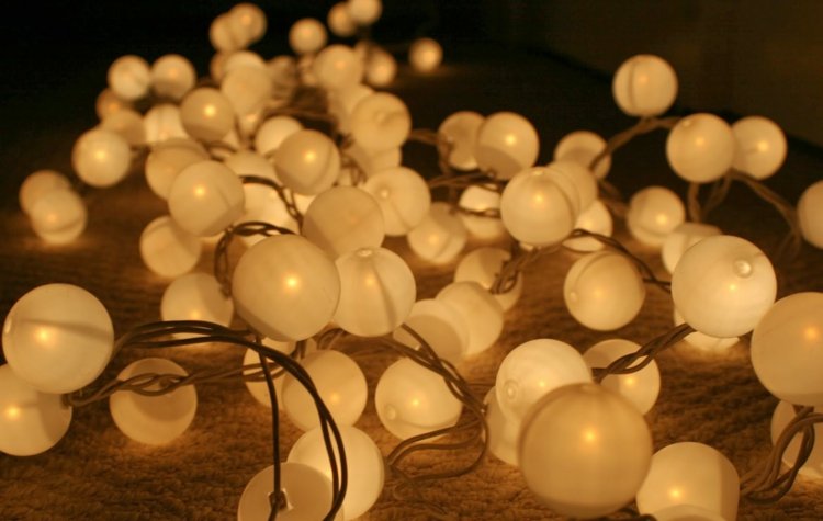 Svetelná reťaz s pingpongovými loptičkami vyžaruje mäkké svetlo deco-terasa-víla svetlá-ping-pong-lopta-biela