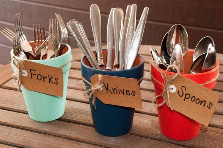DIY držiak na príbor na grilovaciu párty z hlinených hrncov