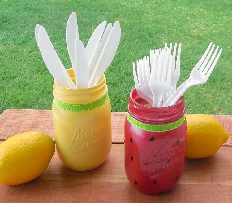 Držiak na príbor z pestrofarebných murárskych dóz