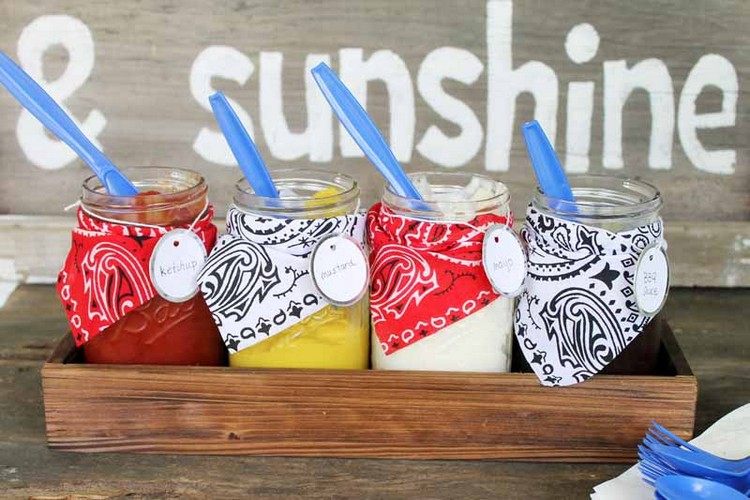 Na večierkoch s grilovaním podávajte omáčky v ozdobených murárskych nádobách