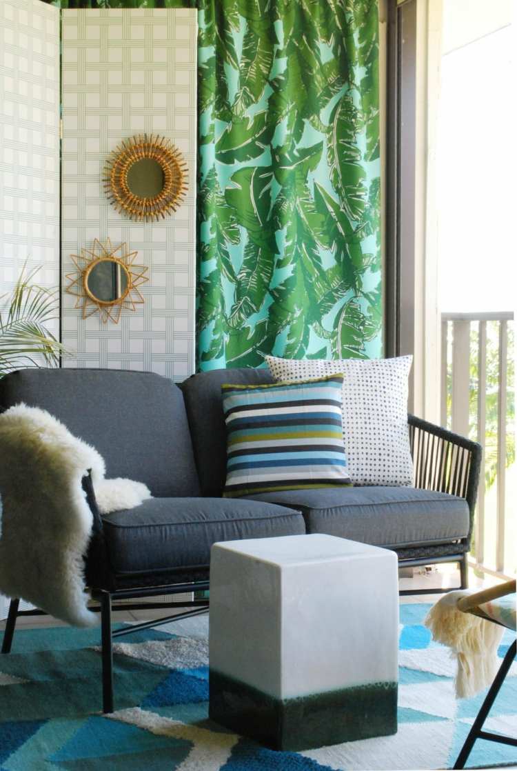 Francúzsky balkón ako alternatíva dekorácia-pre-malý-balkón-koberec-nábytok-baldachýn-konferenčný stolík