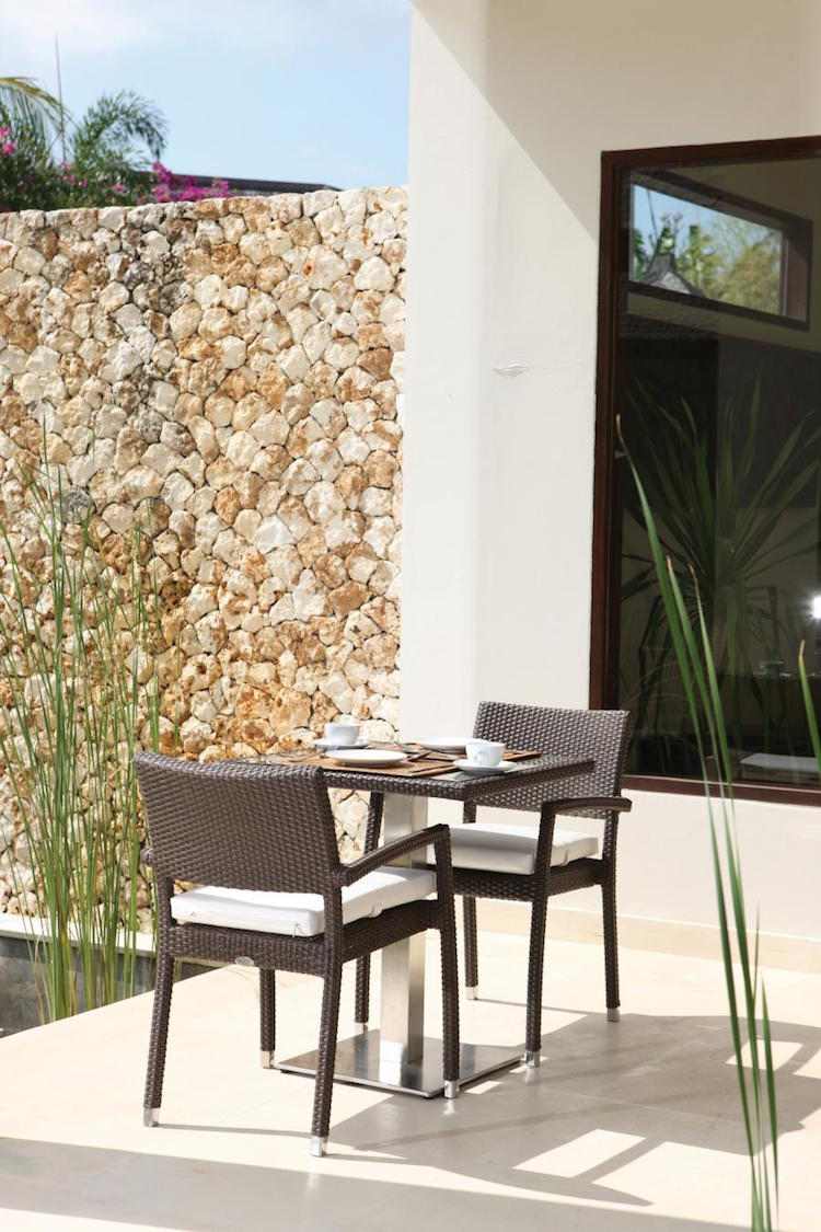 moderný balkónový dizajn s jednoduchým vonkajším nábytkom z plastového ratanu deco-nápady-balkón-stôl-záhradný nábytok-plast-ratan-hnedá-moderná