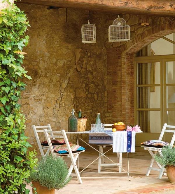 nápady na dekoráciu terasy na balkónový stôl navodia rustikálnu atmosféru nápady na dekoráciu balkónového stola nastavia rustikálnu atmosféru terasy