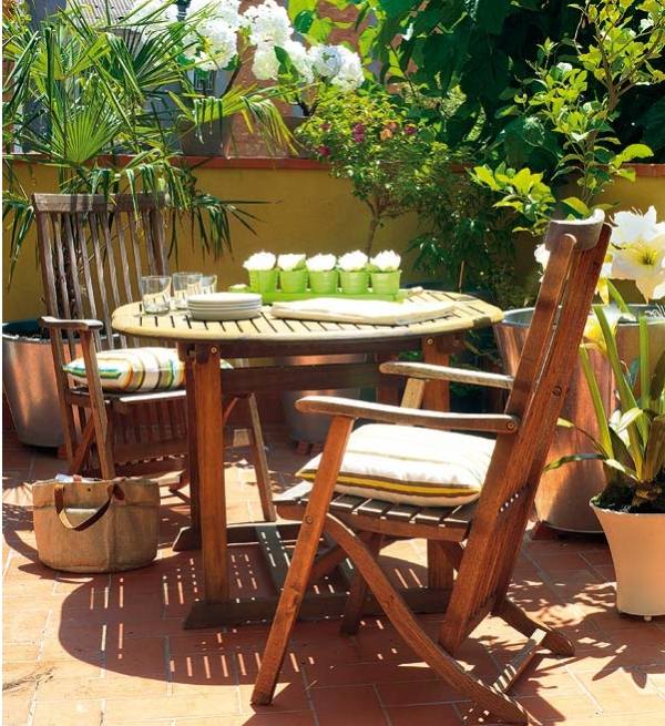 nápady na výzdobu balkónový stôl terasa zariadená skladacím drevom nápady na dekoráciu balkónový stôl na zostavenie terasy, skladací stôl z dreva
