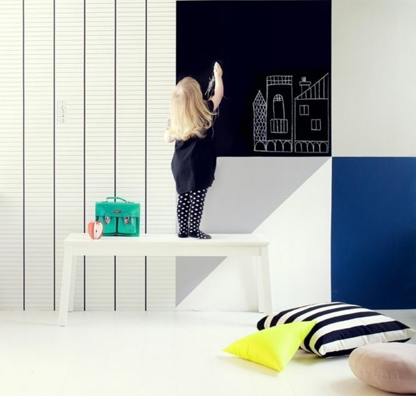 Interiérový štýl zariadený čierno -modrými štvorcami