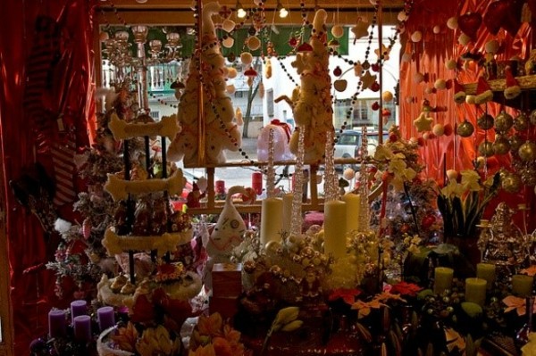 Vianočné ozdoby - v obchodoch bohatá ponuka farebné vianočné ozdoby perníkové jedle sviečky sladkosti