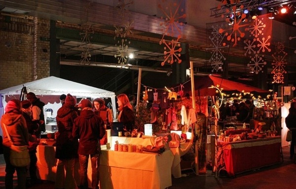 Ľudia veselú náladu na vianočných trhoch Nálada ľudia umenie snehová vločka