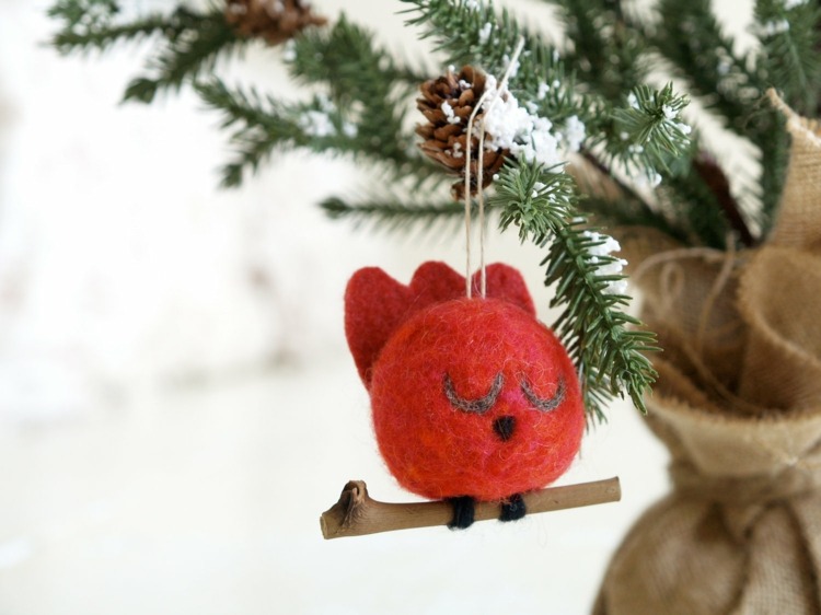 Nápady na dekoráciu - ozdobte vianočnú kyticu nápady na deco straussové vetvičky jedľa figúrka vtáka bielizeň