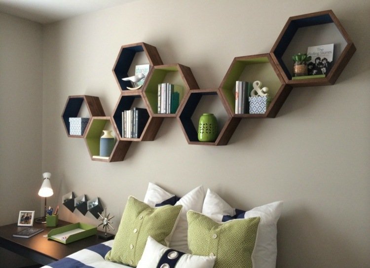 Originálna, dekoratívna polička do spálne deco-nápady-spálňa-stena-polica-šesťuholník-tvar-moderné