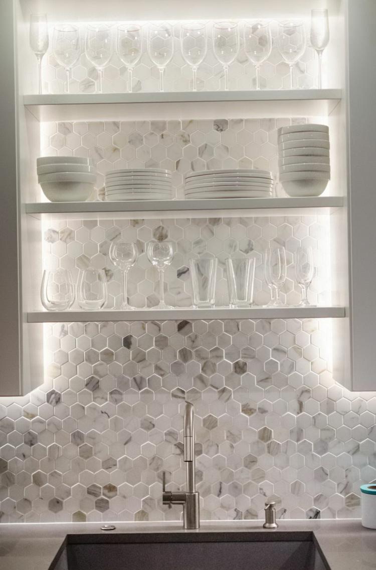 Nápad na zrkadlové dlaždice s dekoratívnym efektom deco-nápady-atraktívna-dlaždica-zrkadlo-biela-sivá-šesťuholníková-mozaiková dlažba