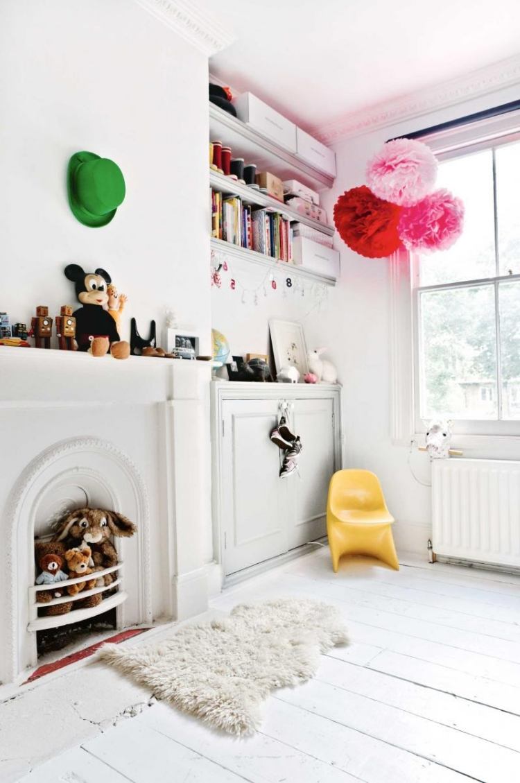 deco-komín-detská izba-obývačka-nápady-biely-komínový rám-krbová rímsa-deco-pompony-škandinávsky