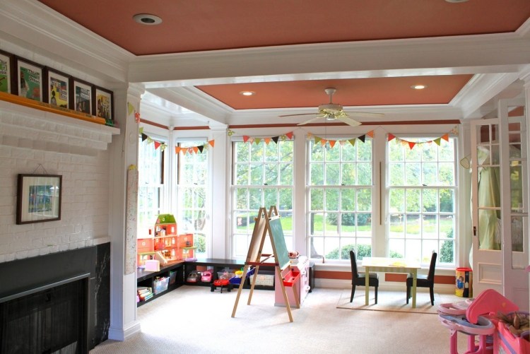 deco-krb-detská izba-obývačka-nápady-veľká-herňa-podlaha-koberec-mriežka-okno-štuk