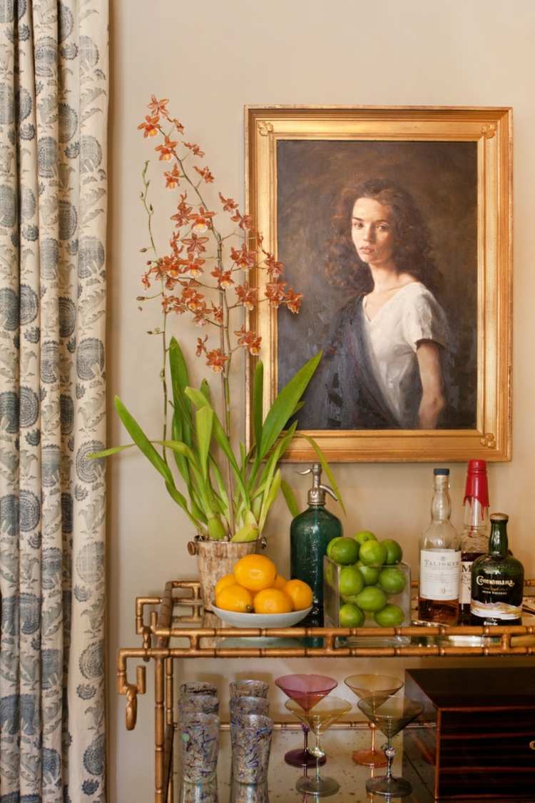 dekorácia s kvetmi orchidey kambria bočný stôl sklenený bufet