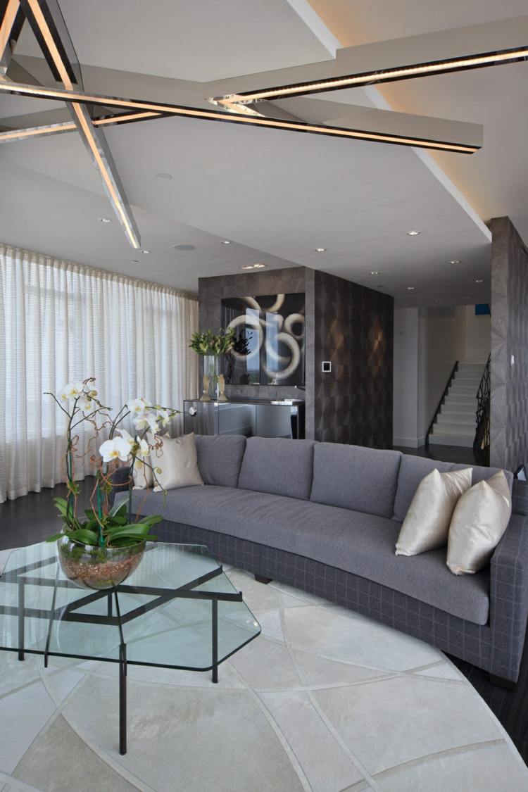 dekorácia s kvetmi orchidey sivý vnútorný sklenený konferenčný stolík biele kvety