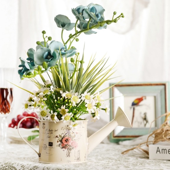 krásna kvetinová úprava modrá biela kombinovaná jedáleň