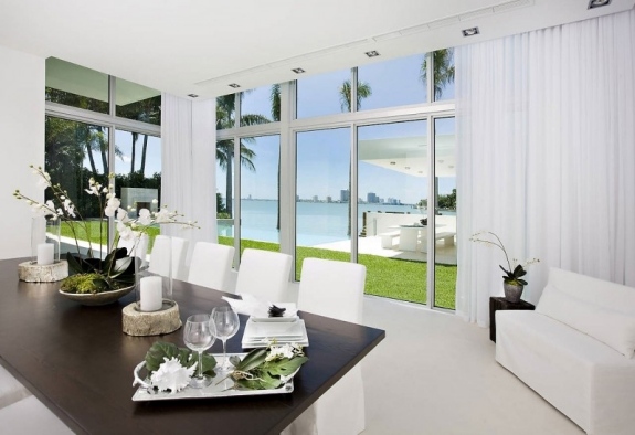 moderná biela jedáleň drevený stôl biele orchidey