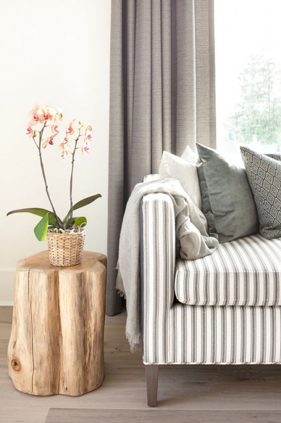 moderný interiérový dizajn drevený bočný stolík s kvetmi