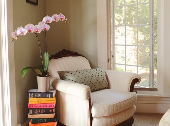 kútik na sedenie pohodlne kreslo béžové tipy na zariadenie