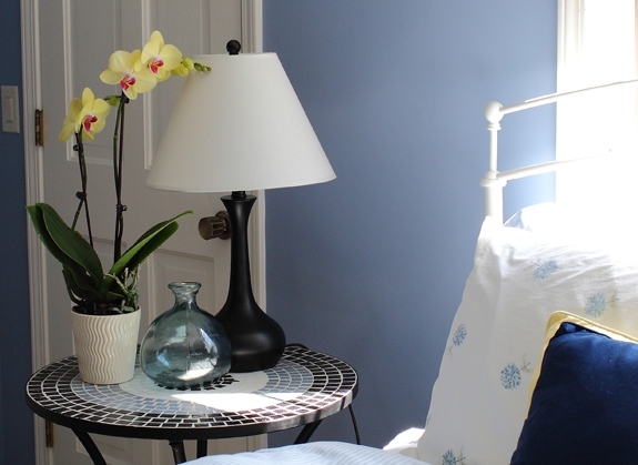 spálňa orchideí žltej a ružovej farby svetlá