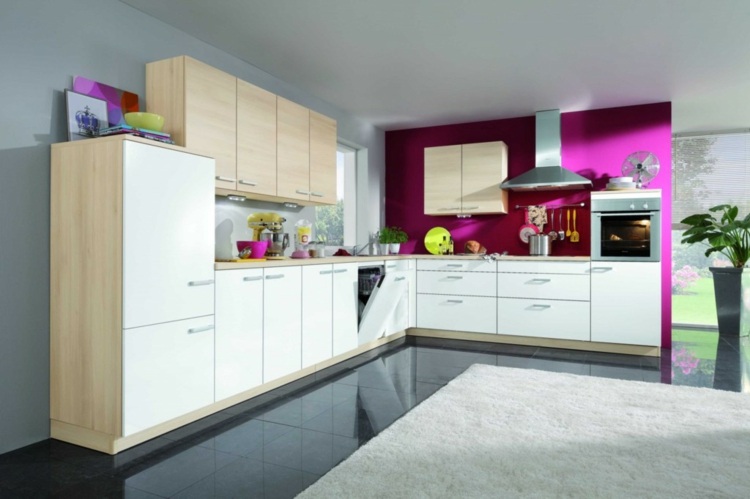 Nadýchaný kuchynský koberec v bielej farbe deco kuchynský koberec biela elegantná moderná ružová farba steny svetlé drevo