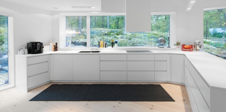 Kontrastná dekorácia v čiernej farbe vo svetlej kuchyni deco kuchynský koberec minimalistické čiernobiele skrinky