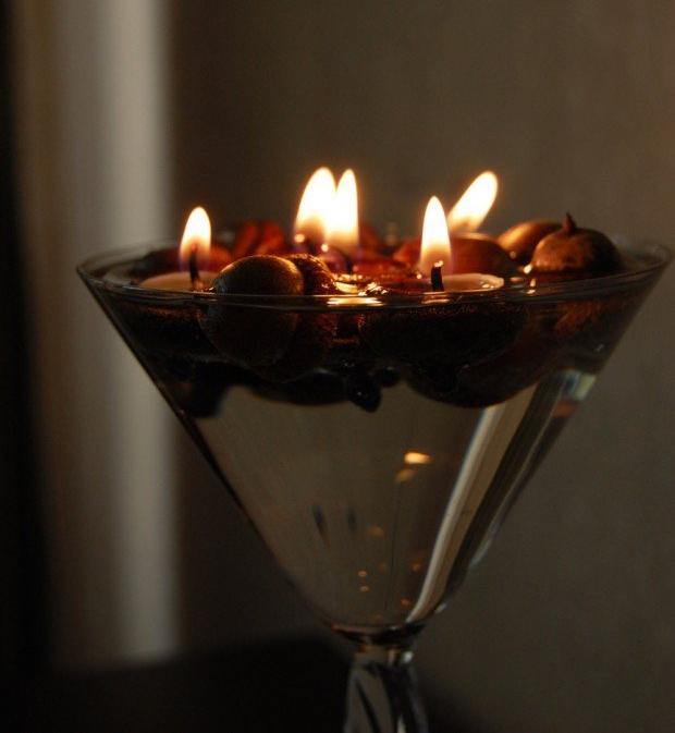 Elegantný nápad na dekoráciu stola javorové hroty-sklenené-čajové svetlá-diy